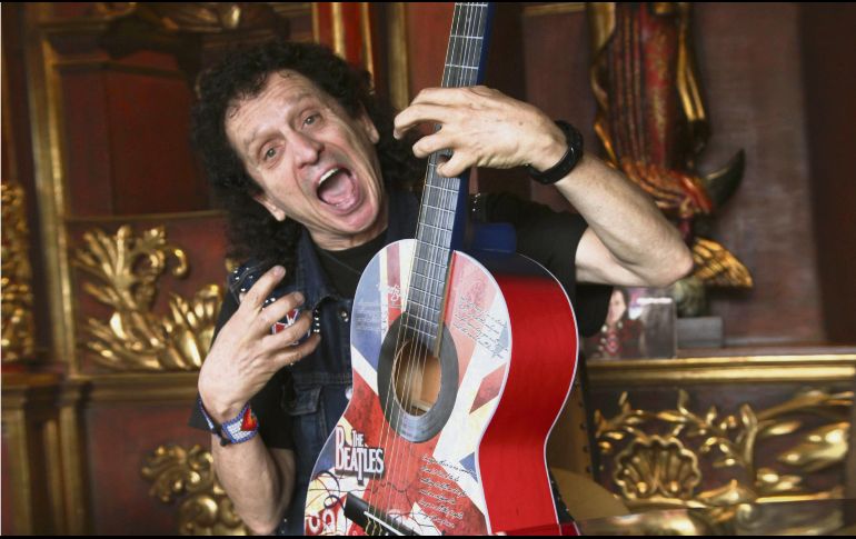 El cantante se alista para llegar al Auditorio Telmex, donde festejará 50 años de carrera. AP