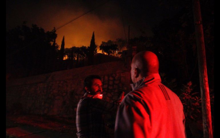 Imagen en la que se aprecia la cercanía del fuego a la zona residencial. CORTESÍA / UEBCBJ