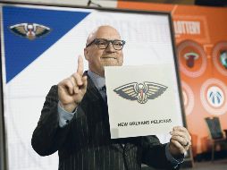 David Griffin, vicepresidente de los Pelicans, presume el resultado de la lotería. AP