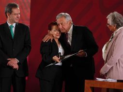 El presidente invita a maestros de todos los estados para entregar reconocimientos y les dice que la nueva reforma educativa tiene el propósito de respetar a los maestros y que no se les ofenda. NTX / J. Espinosa