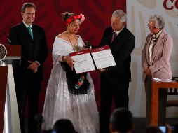 Las primeras dos filas están ocupadas esta mañana por los profesores condecorados, quienes en algunos casos lucen trajes típicos regionales de los estados de donde son originarios. NTX / J. Espinosa