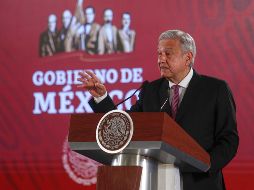 Durante su conferencia de prensa, López Obrador señala que hubo un retraso en las licitaciones que tienen que ver con el papel. NTX / J. Espinosa