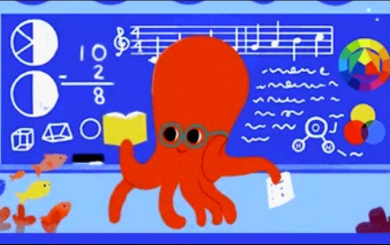 El doodle muestra un pulpo que enseña a pequeños peces mientras revisa textos y explica el tema en la pizarra. ESPECIAL / google.com