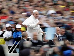 Los niños, provenientes de Siria, Nigeria y Congo, acompañaron al Pontífice en su habitual recorrido de los miércoles para saludar a los fieles que asisten a la audiencia general. AP/A. Medichini