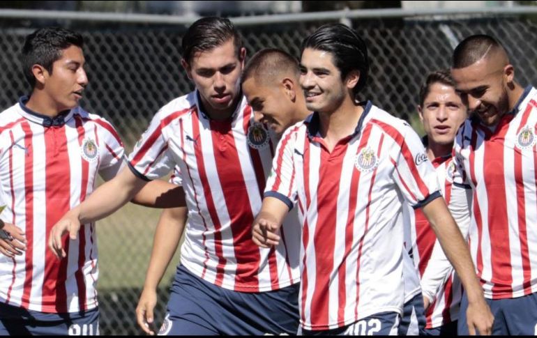 Explican que la medida ''se toma con el objetivo de consolidar en el proceso formativo'' a sus jugadores mayores de 21 años en categorías competitivas como el Ascenso MX y ligas extranjeras. ESPECIAL / chivasdecorazon.com.mx