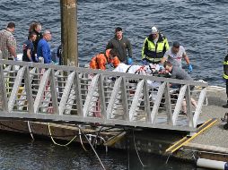 Equipos de rescate trasladan a un pasajero herido a un centro de salud. AP/D. Safranek-Ketchikan Daily News