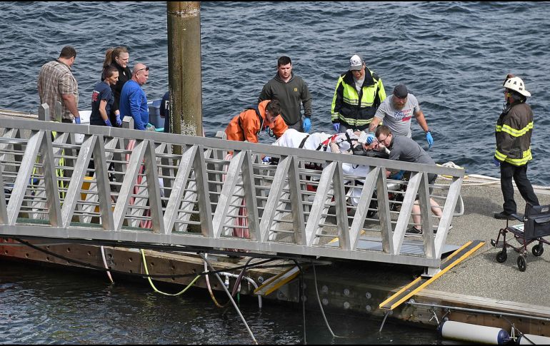 Equipos de rescate trasladan a un pasajero herido a un centro de salud. AP/D. Safranek-Ketchikan Daily News