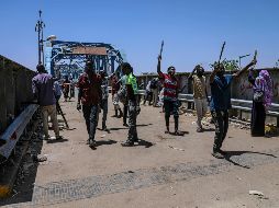 Manifestantes caminan hacia el lugar de la protesta, frente a la sede militar de Sudán. AP