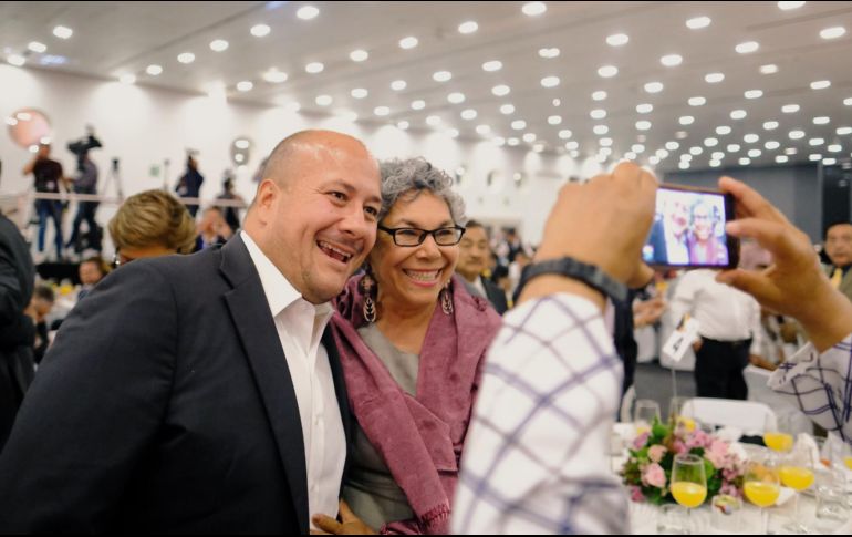Alfaro convivió con maestros durante el evento del Mérito Docente 2019 donde reconoció a mil 286 docentes por sus años de servicio. ESPECIAL