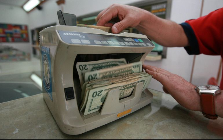 La moneda se compró en un precio mínimo de 17.95 pesos en bancos capitalinos. EL INFORMADOR/ARCHIVO