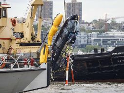 El helcóptero fue sacado del agua con la ayuda de maquinaria pesada. AFP/D. Angerer