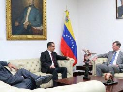 Hugo Shorter sostuvo encuentros por separado con el líder opositor venezolano y con el canciller Jorge Arreaza para convensar sobre una solución pacífica para Venezuela. TWITTER / @ConexionDWeb