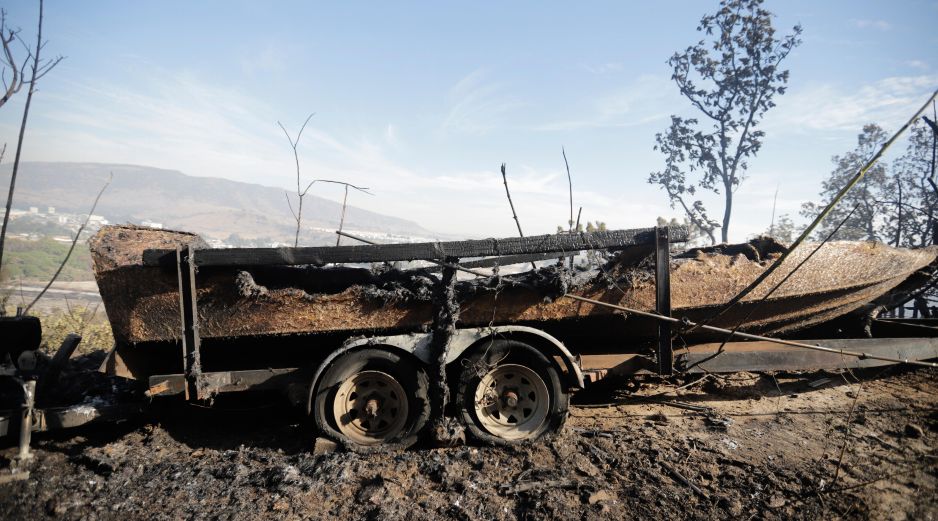 El fuego alcanzó tres de las cuatro lanchas que tenía a un costado del camino. EL INFORMADOR / F. Atilano