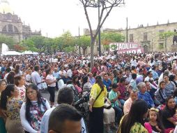 Se congregaron en la plaza de la Liberación para presenciar el homenaje a su pastor. EL INFORMADOR/J. Lomelí