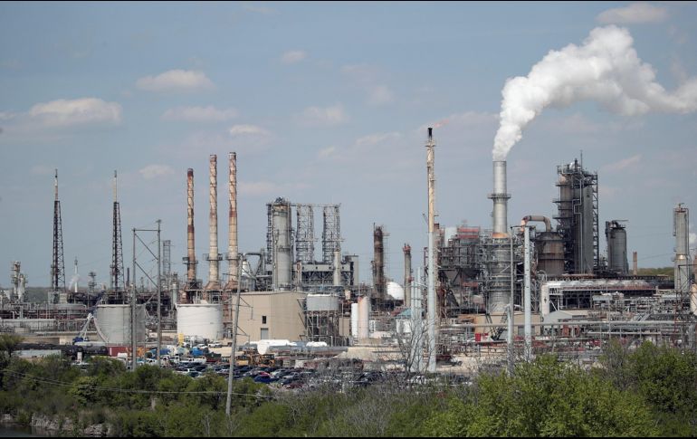 HR Ratings contempla gastos acumulados del 2018 al 2021 por un total de 156 mil millones de pesos para la construcción de la refinería. AFP