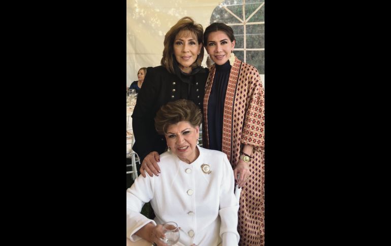 Anita de Célis y sus hijas Lorena y Anita. 