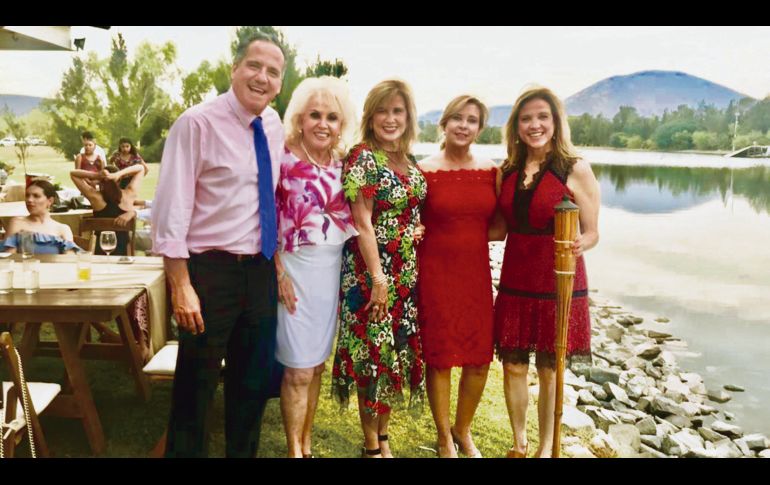 En la Ribera de Chapala, con sus hijos La Güera Salas. 