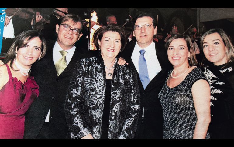 Maga Álvarez acompañada de sus hijos.