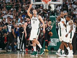 Brook López (#11) aportó 29 puntos para la causa de los Bucks de Milwaukee, que remontaron en casa frente a los Raptors. AFP / G. Dineen