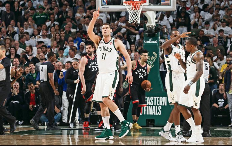Brook López (#11) aportó 29 puntos para la causa de los Bucks de Milwaukee, que remontaron en casa frente a los Raptors. AFP / G. Dineen