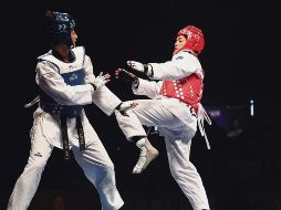 Rosario Espinoza (rojo) derrotó en su combate de Semifinales a la representante de Turquía, Nafia Kus. AP
