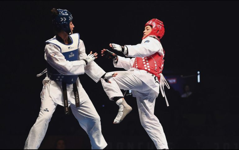 Rosario Espinoza (rojo) derrotó en su combate de Semifinales a la representante de Turquía, Nafia Kus. AP