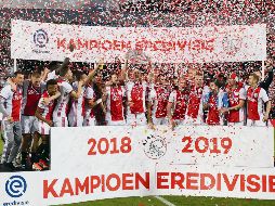 Los jugadores del Ajax reconquistan la Liga de Holanda, tras una carrera parejera con el equipo de Eindhoven. EFE