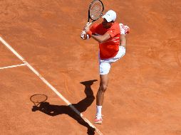 ''Nole'', máximo favorito al título y número uno del mundo, se impuso por parciales de 6-1 y 6-3 al canadiense Denis Shapovalov, quien fue derrotado en una hora y siete minutos de acción. AFP / T. Fabi