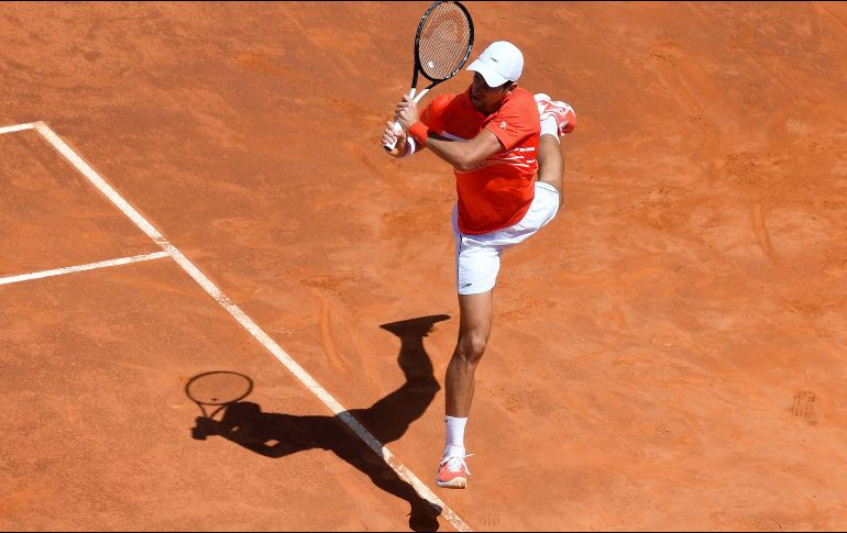 ''Nole'', máximo favorito al título y número uno del mundo, se impuso por parciales de 6-1 y 6-3 al canadiense Denis Shapovalov, quien fue derrotado en una hora y siete minutos de acción. AFP / T. Fabi