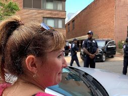 La directora nacional del grupo Code Pink, Ariel Gold, graba el exterior de la Embajada venezolana en Estados Unidos en Washington D.C. este jueves. Su asociación apoyaba a los activistas. EFE/ C. Vilas