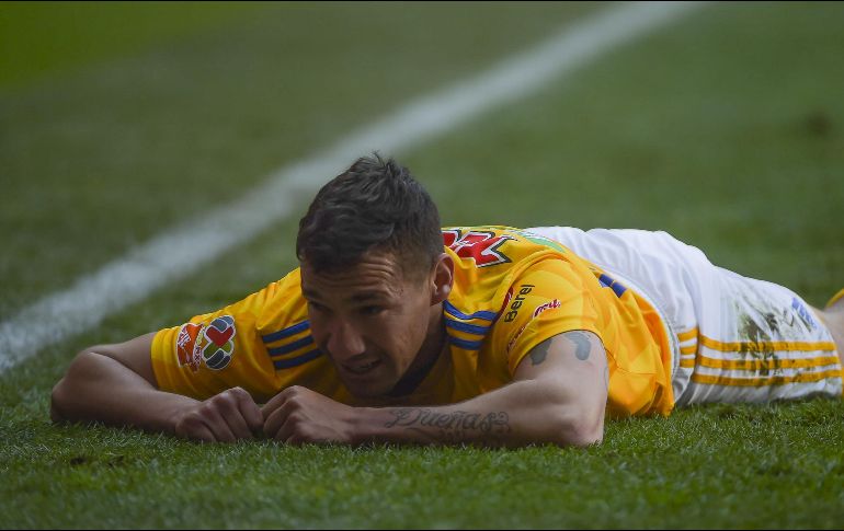 A pesar del fuerte impacto, Dueñas abandonó la cancha a pie, pero dejó el estadio en ambulancia. MEXSPORT / ARCHIVO