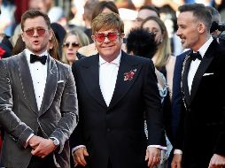 El cantante vestía una chaqueta negra que llevaba en la espalda bordado en lentejuelas plateadas el título de su canción 