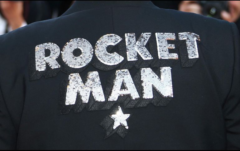 Jonh vestía una chaqueta negra que llevaba en la espalda bordado en lentejuelas plateadas el título de su canción 