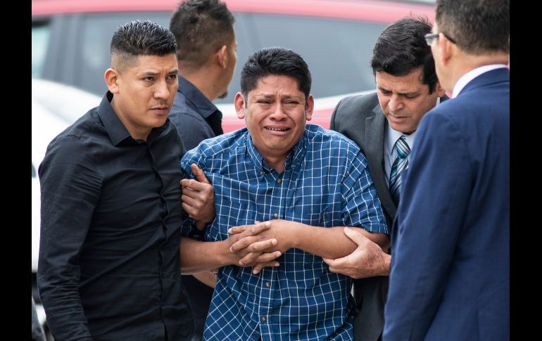 Arnulfo Ochoa, padre de Marlen, es rodeado por familiares y simpatizantes al llegar a una oficina del condado de Cook, en Chicago, para identificar el cuerpo de su hija.