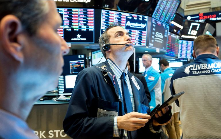 Economistas trabajan durante una nueva jornada en la Bolsa de Nueva York. EFE/J. Lane