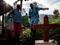 Cada entierro cuesta unos 500 dólares debido, entre otras cosas, al uniforme de protección de los trabajadores. ADP/J. Wessels