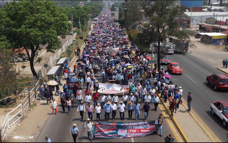 La CNTE explica que la toma de casetas en todo el estado es para exigir el pago de sus compañeros eventuales que ya suman 17 meses sin cobrar. SUN