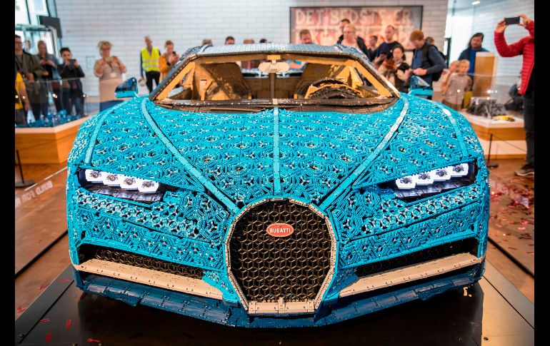 El modelo consta de más de un millón de piezas plásticas ensambladas en una estructura metálica y pesa alrededor de mil 500 kilos.