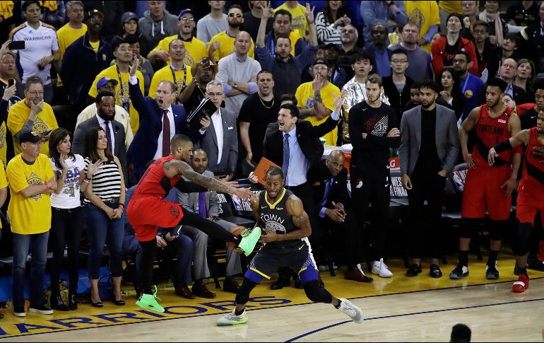 Jugada clave. Andre Iguodala le roba el balón a Damian Lillard cuando intentaba un tiro de tres para empatar. AP/B. Margot