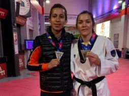 Brandon Plaza y María del Rosario Espinoza posan con sus preseas de segundo lugar tras caer en sus respectivas Finales ante rivales coreanos. TWITTER/@conade