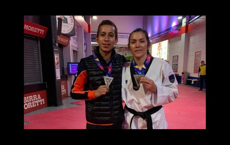 Brandon Plaza y María del Rosario Espinoza posan con sus preseas de segundo lugar tras caer en sus respectivas Finales ante rivales coreanos. TWITTER/@conade