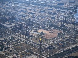 El gobierno federal implementara una estrategia fiscal para ayudar a las finanzas de Pemex y detener la caída de la producción petrolera, sin usar los 7 mil MDD del FEIP. AFP/Archivo