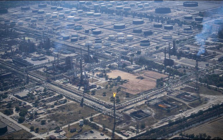 El gobierno federal implementara una estrategia fiscal para ayudar a las finanzas de Pemex y detener la caída de la producción petrolera, sin usar los 7 mil MDD del FEIP. AFP/Archivo