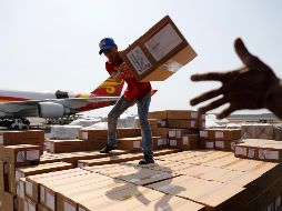 Ayuda humanitaria se descarga en Maiquetia, Venezuela. La comunidad internacional ha respondido ante la crisis en el país, que ha provocado la escasez de alimentos y medicinas. AP/ARCHIVO