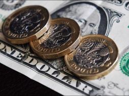 El Banco Base prevé que el tipo de cambio cotice entre 19.10 y 19.30 pesos por dólar en ventanillas bancarias. EFE / ARCHIVO