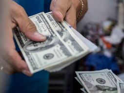El billete verde se compró en un precio mínimo de 17.85 pesos en bancos capitalinos. EL INFORMADOR/ARCHIVO
