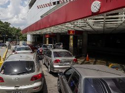 Vuelven las colas para comprar gasolina en Venezuela