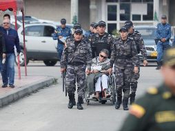 Miembros del Cuerpo Técnico de Investigación (CTI) acompañan la salida del ex jefe guerrillero 