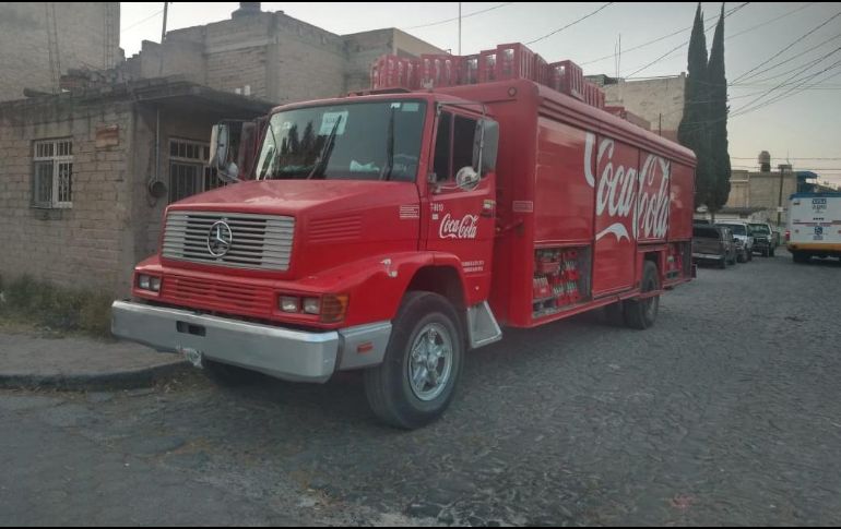 Luego de consumar el robo del efectivo, los ladrones metieron a los empleados a la caja del vehículo de la empresa. ESPECIAL