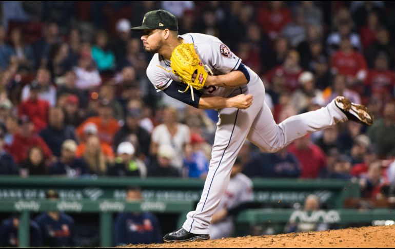 El cerrador mexicano de los Astros llegó a 11 salvamentos en la temporada. AFP/K. Riley